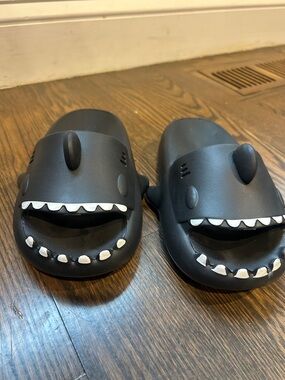 Youth Black Shark Slide Sandals with White Tooth Detailing.